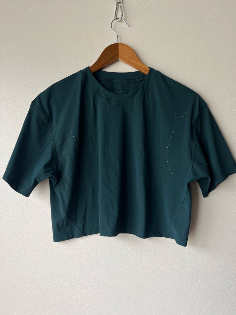 ATHLETA Ultimate Lasercut Crop Tee Pine - Picture 2 of 10